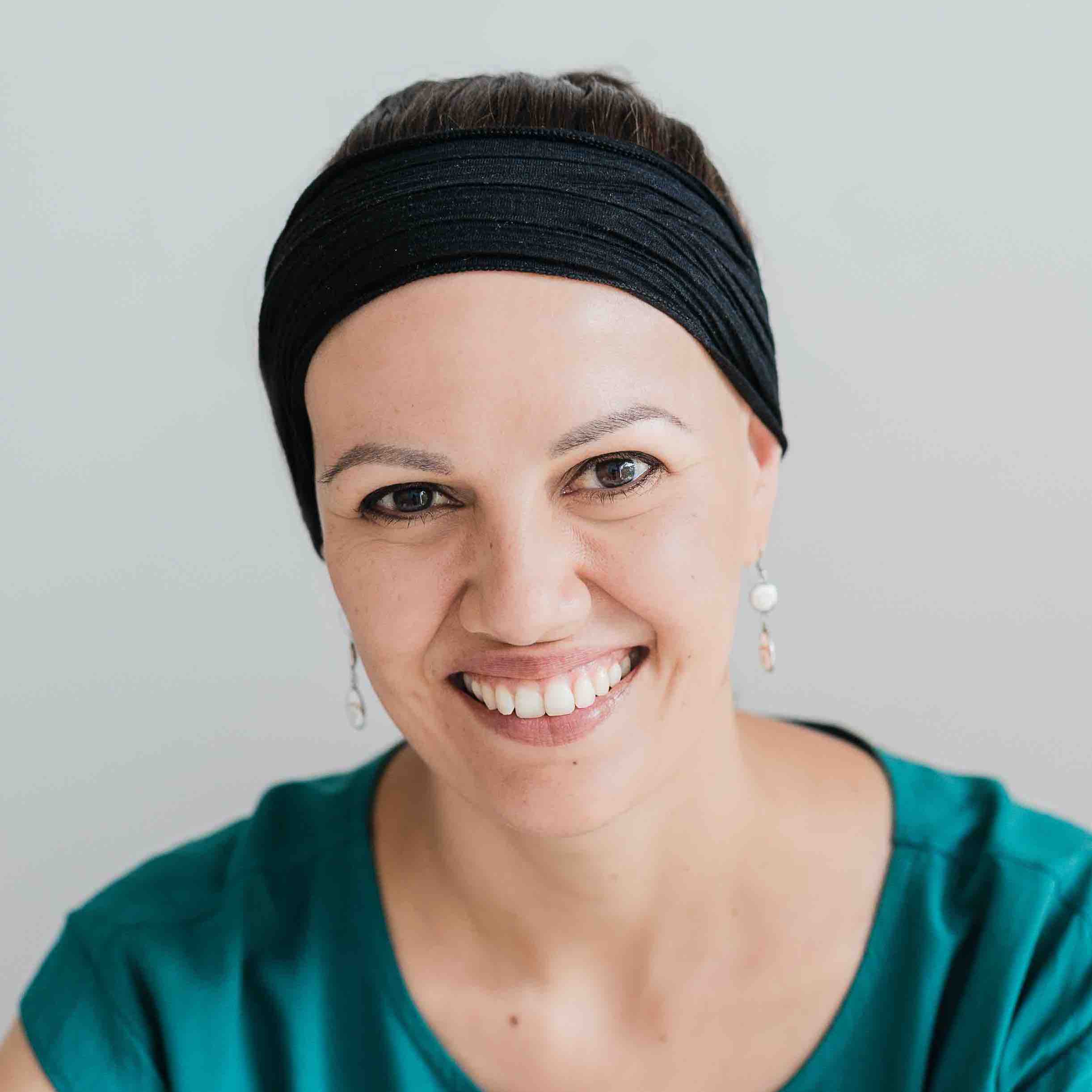 Therapeutin lächelt in die Kamera