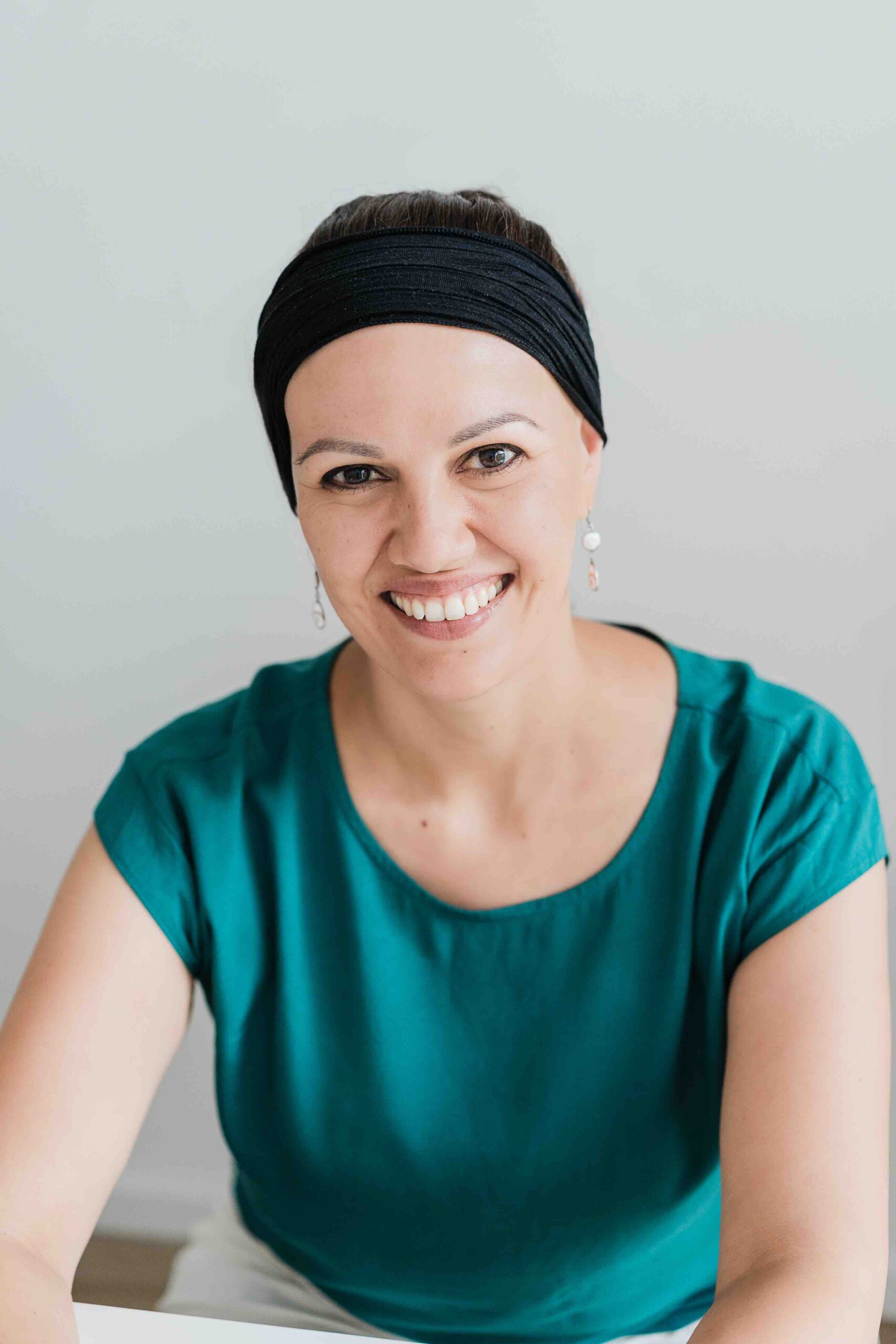 Therapeutin Anjuna Roscher in ihrer Praxis