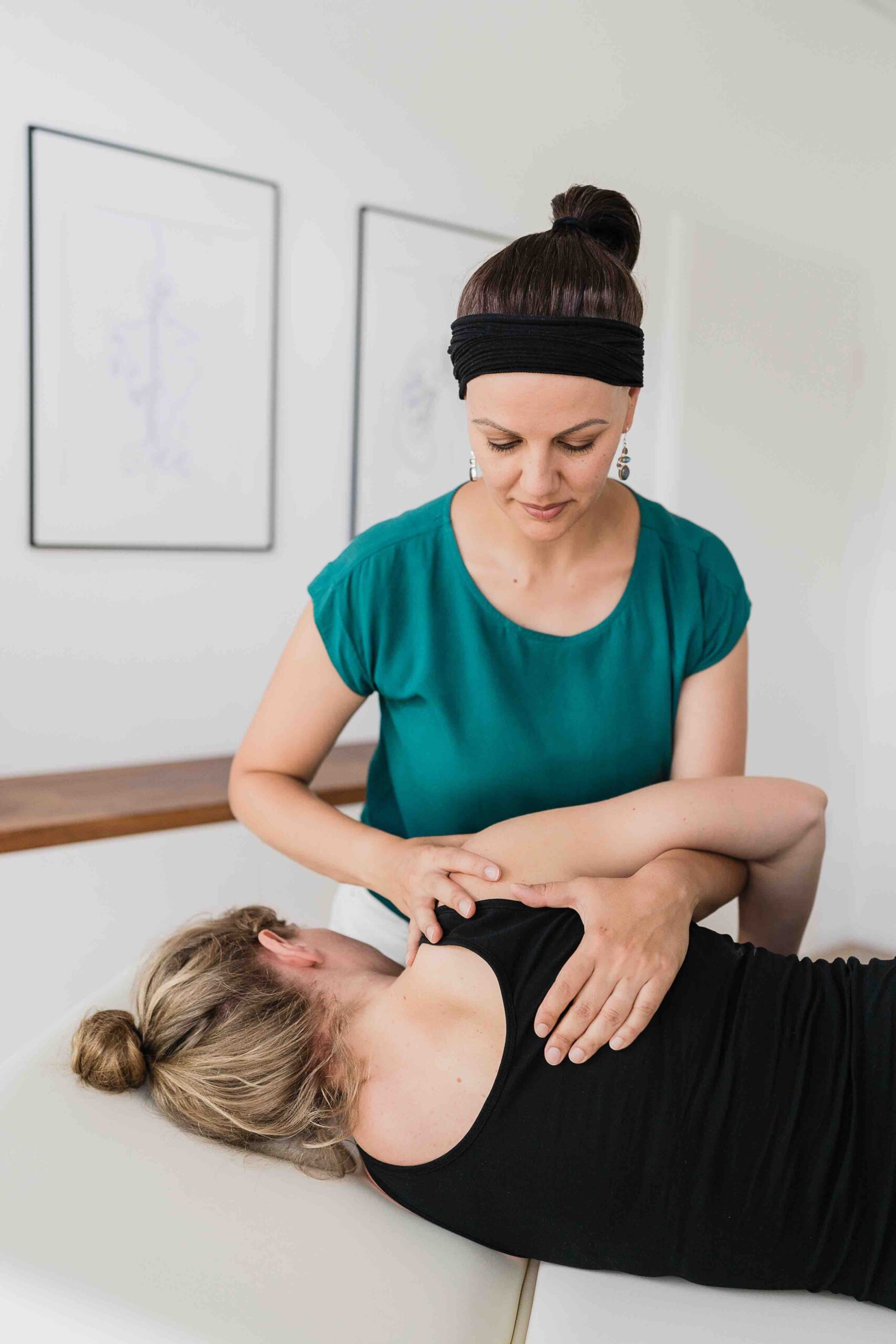 Physiotherapeutin Anjuna Roscher behandelt liegende Patientin 