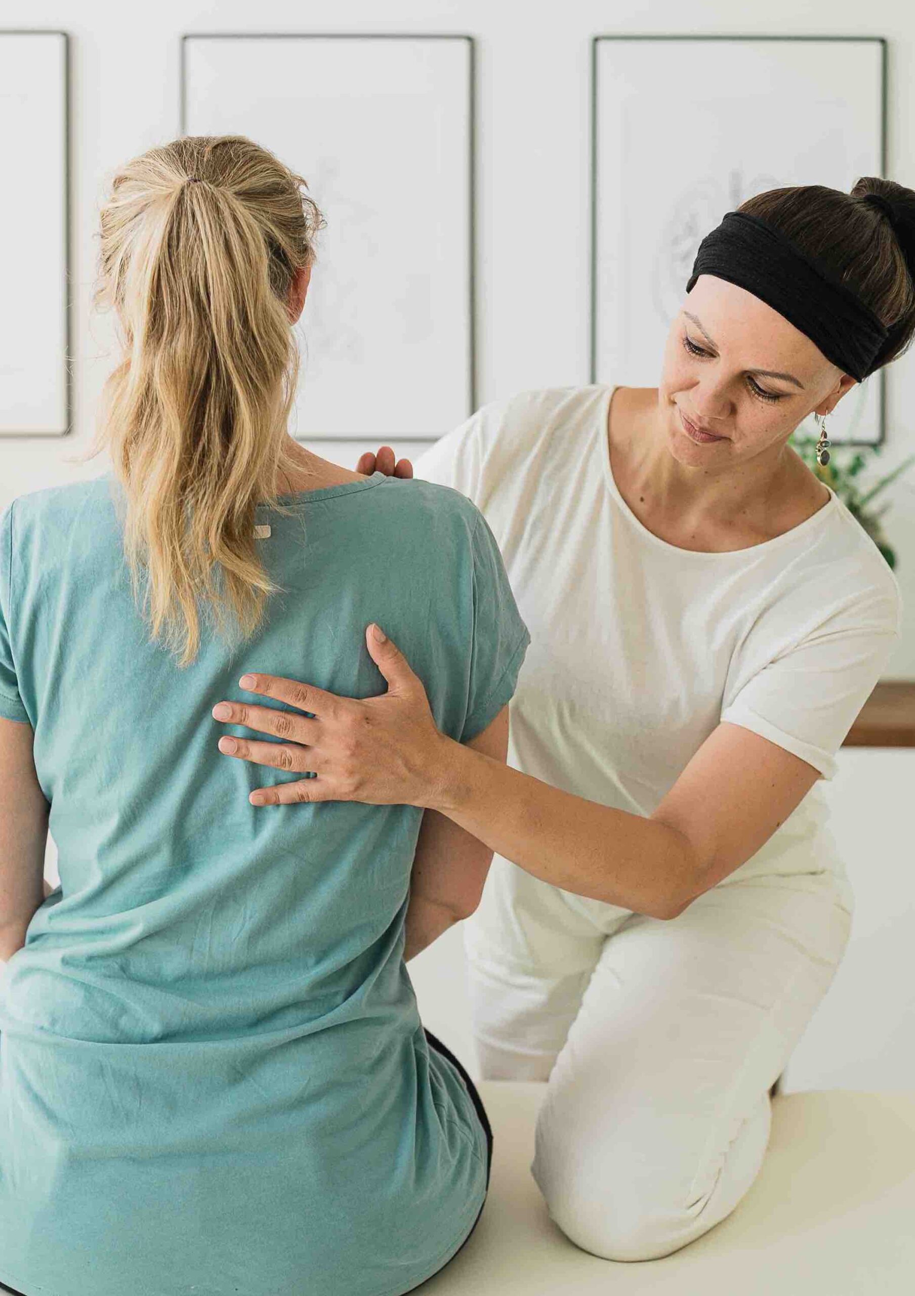 Therapeutin behandelt sitzende Patientin